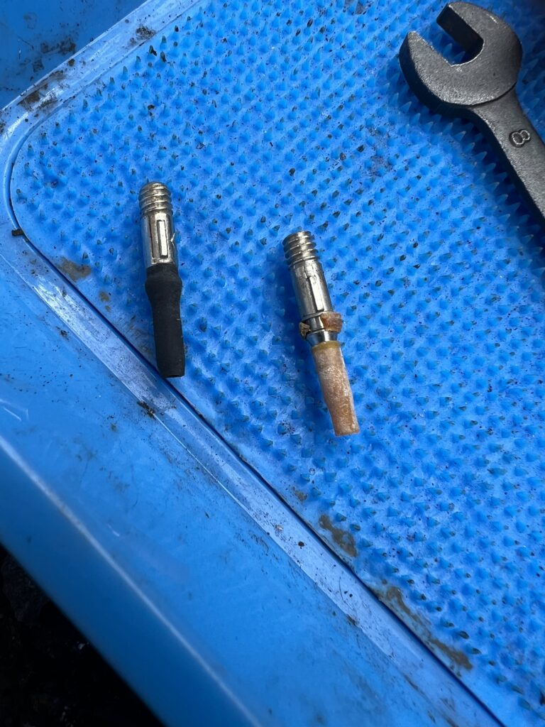 新品と劣化した自転車の虫ゴムの比較