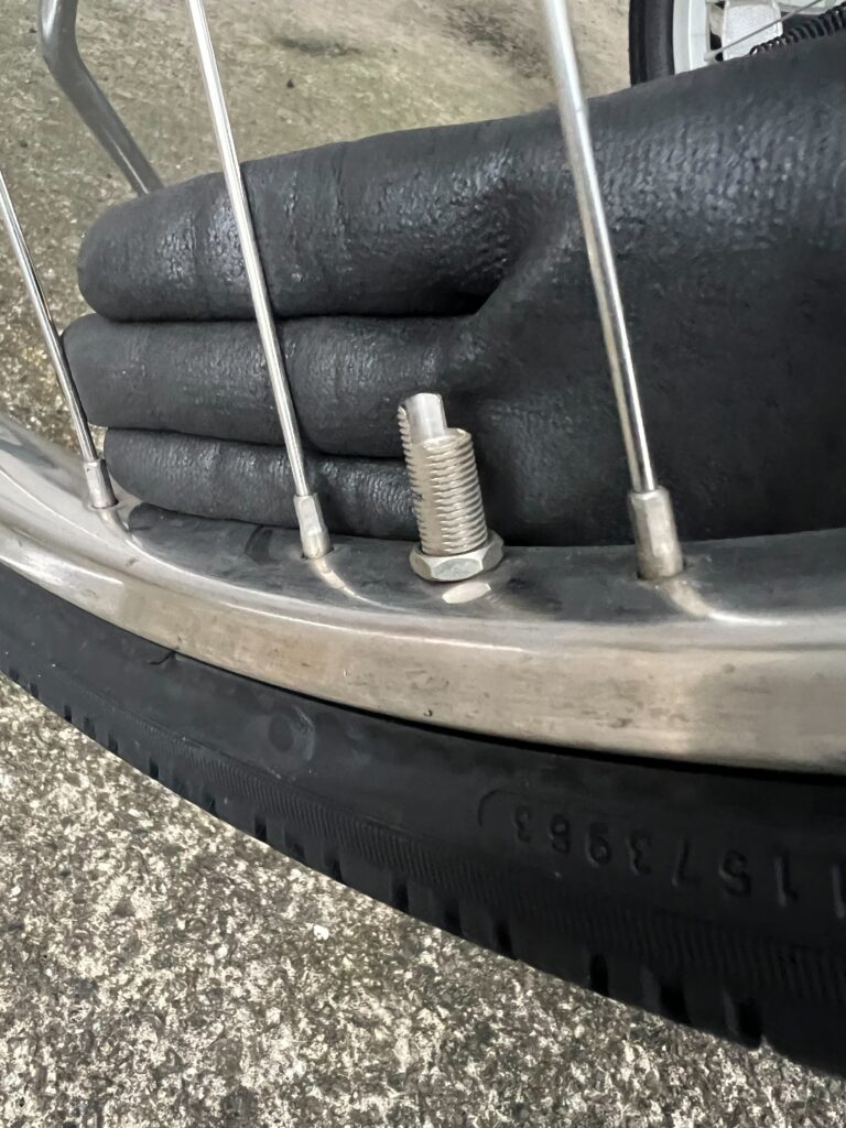 多摩市で出張修理した自転車の折れた空気バルブ