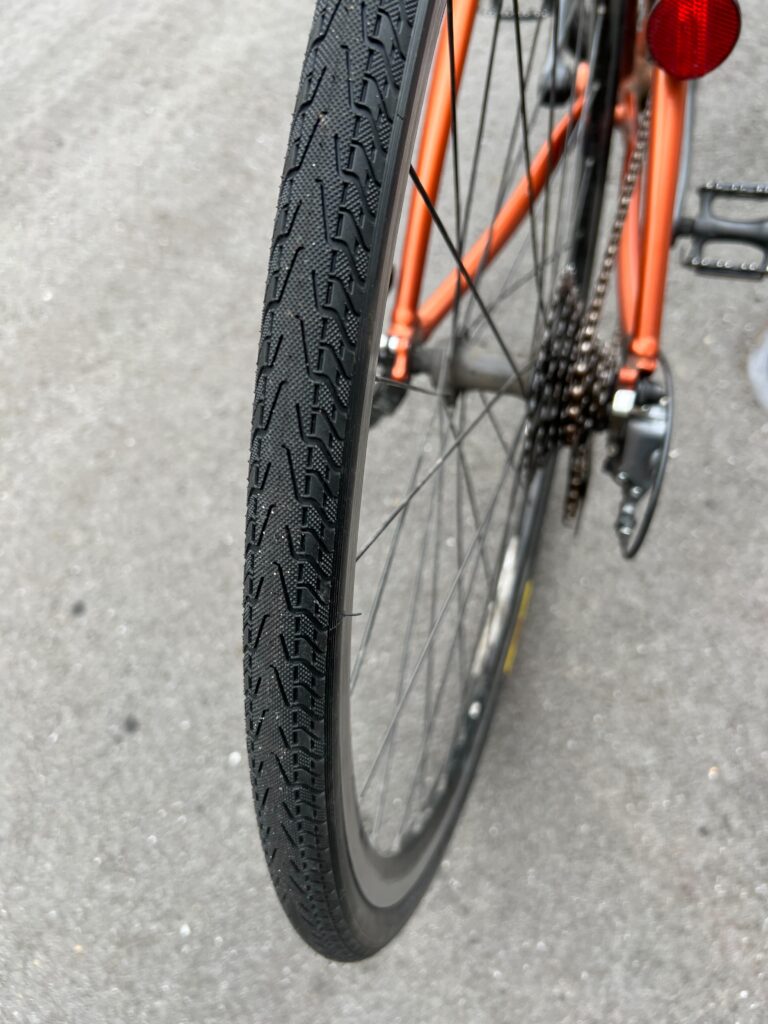 多摩市でタイヤ交換を行ったスポーツ自転車