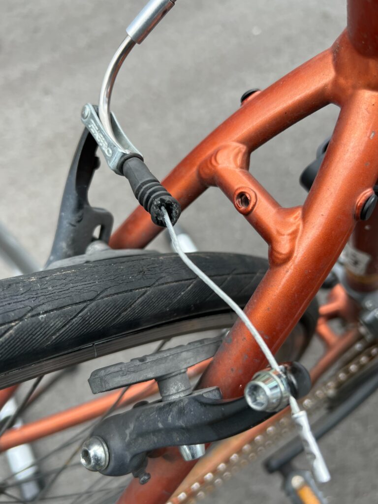 サビによって動きが悪くなったスポーツ自転車のブレーキワイヤー