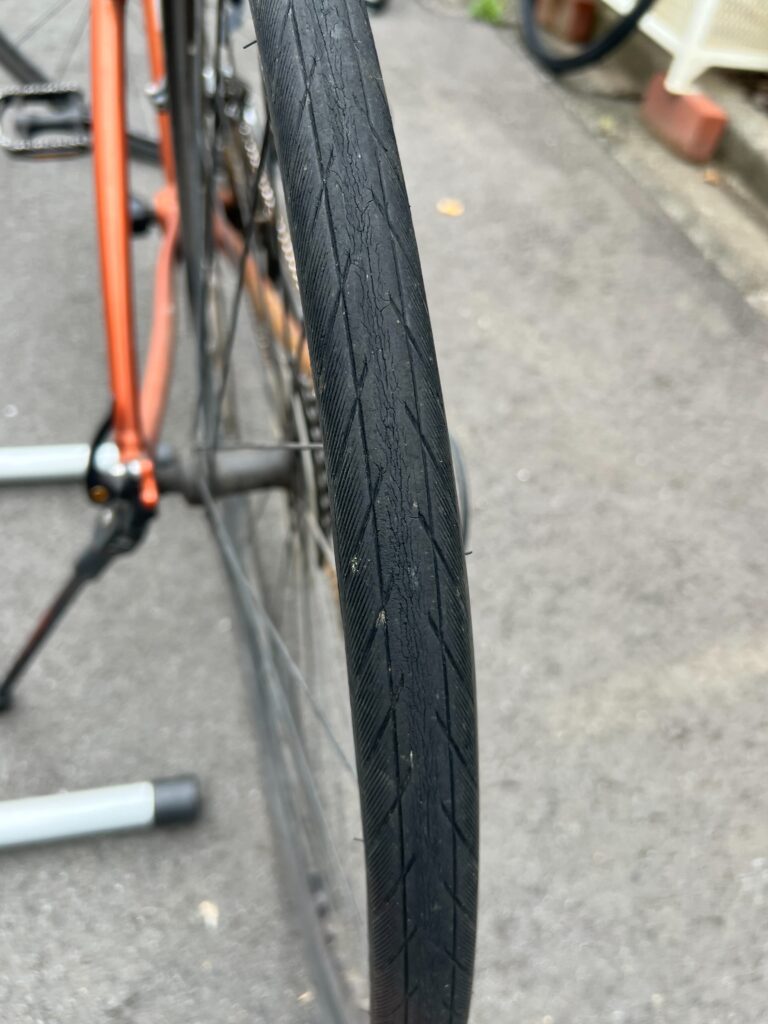 ひび割れが発生したスポーツ自転車の交換前タイヤ